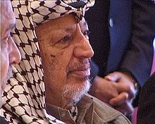 https://upload.wikimedia.org/wikipedia/commons/thumb/b/b7/Yasser-arafat-1999.jpg/220px-Yasser-arafat-1999.jpg